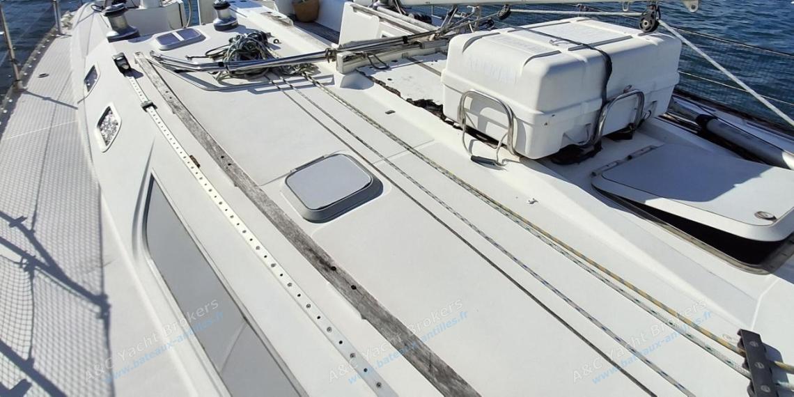 Jeanneau Sun Odyssey 45.2 : Radeau de survie sur le roof Jeanneau Sun Odyssey 45.2 : Radeau de survie sur le roof