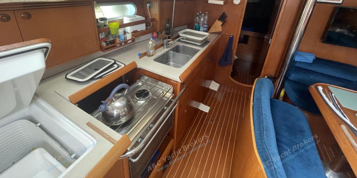 Jeanneau Sun Odyssey 45 : Vue d'ensemble du carré Jeanneau Sun Odyssey 45 : Vue d'ensemble du carré