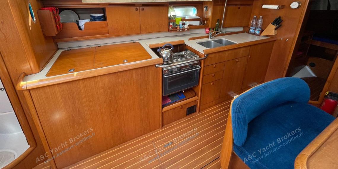 Jeanneau Sun Odyssey 45 : Cuisine en long vue depuis la table à cartes Jeanneau Sun Odyssey 45 : Cuisine en long vue depuis la table à cartes