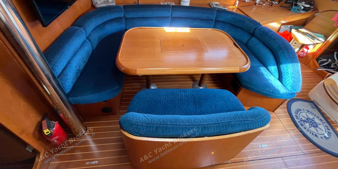 Jeanneau Sun Odyssey 45 : Carré et banquette vu depuis la cuisine Jeanneau Sun Odyssey 45 : Carré et banquette vu depuis la cuisine