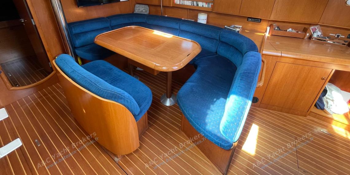 Jeanneau Sun Odyssey 45 : Table du carré et banquette Jeanneau Sun Odyssey 45 : Table du carré et banquette