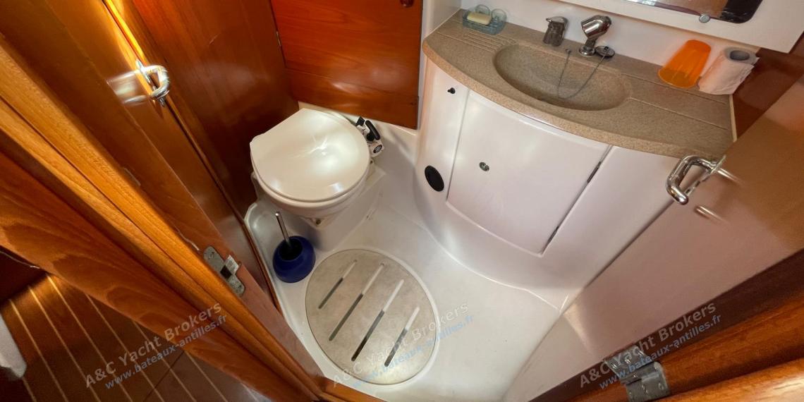 Jeanneau Sun Odyssey 45 : Salle d'eau dans la cabine avant Jeanneau Sun Odyssey 45 : Salle d'eau dans la cabine avant