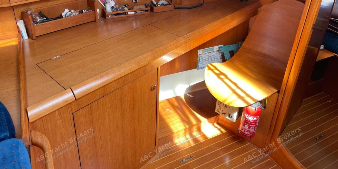 Jeanneau Sun Odyssey 45 : Table à cartes Jeanneau Sun Odyssey 45 : Table à cartes
