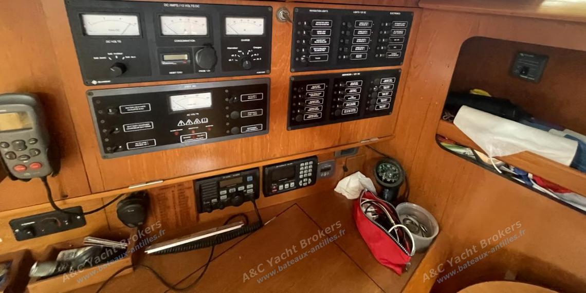 Jeanneau Sun Odyssey 45 : Electronique à la table à cartes Jeanneau Sun Odyssey 45 : Electronique à la table à cartes