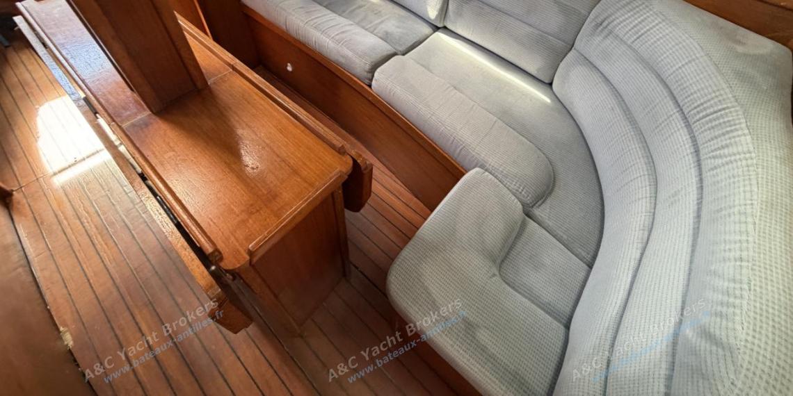 Jeanneau Sun Shine 38 : Table du carré et banquette vue depuis la cabine avant Jeanneau Sun Shine 38 : Table du carré et banquette vue depuis la cabine avant