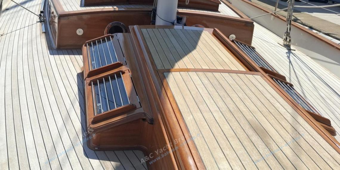 TIOGA 68 : Roof et passavant tribord vu depuis le guindeau TIOGA 68 : Roof et passavant tribord vu depuis le guindeau