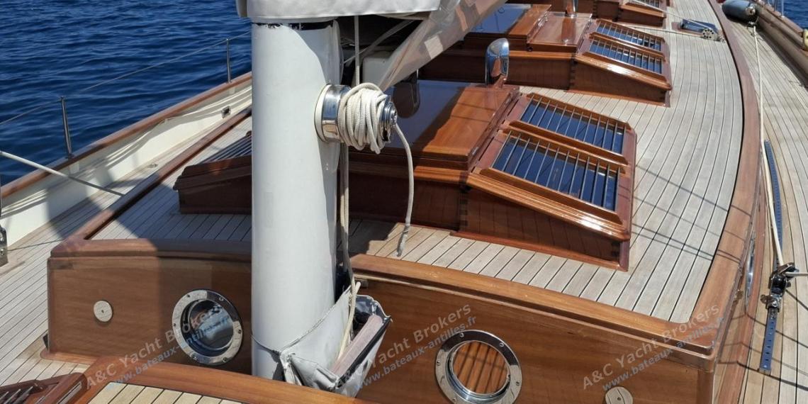 TIOGA 68 : Roof et passavant bâbord vu depuis le guindeau TIOGA 68 : Roof et passavant bâbord vu depuis le guindeau