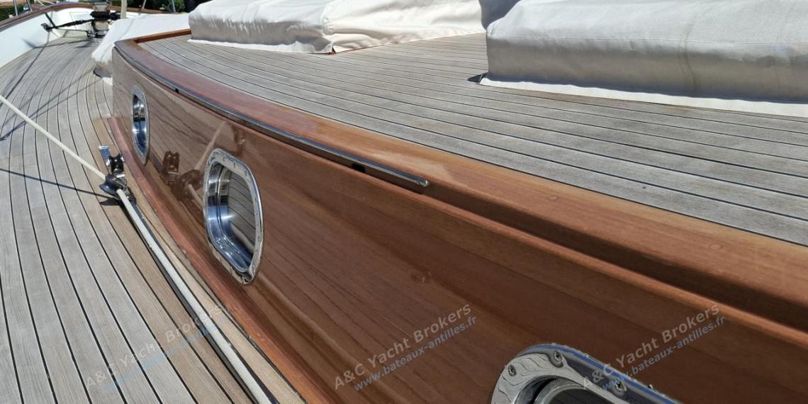 TIOGA 68 : Passavant bâbord autre vue TIOGA 68 : Passavant bâbord autre vue