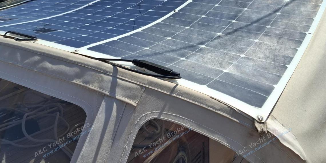 TIOGA 68 : Panneaux solaires souples sur la capote de roof TIOGA 68 : Panneaux solaires souples sur la capote de roof