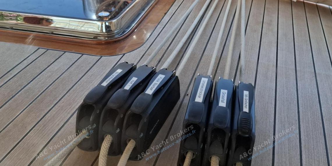 TIOGA 68 : Taquets coinseurs sur le roof TIOGA 68 : Taquets coinseurs sur le roof