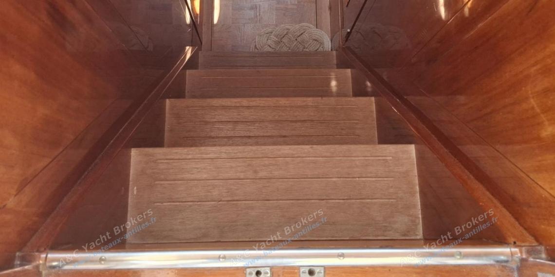 TIOGA 68 : Accès intérieur depuis le cockpit TIOGA 68 : Accès intérieur depuis le cockpit