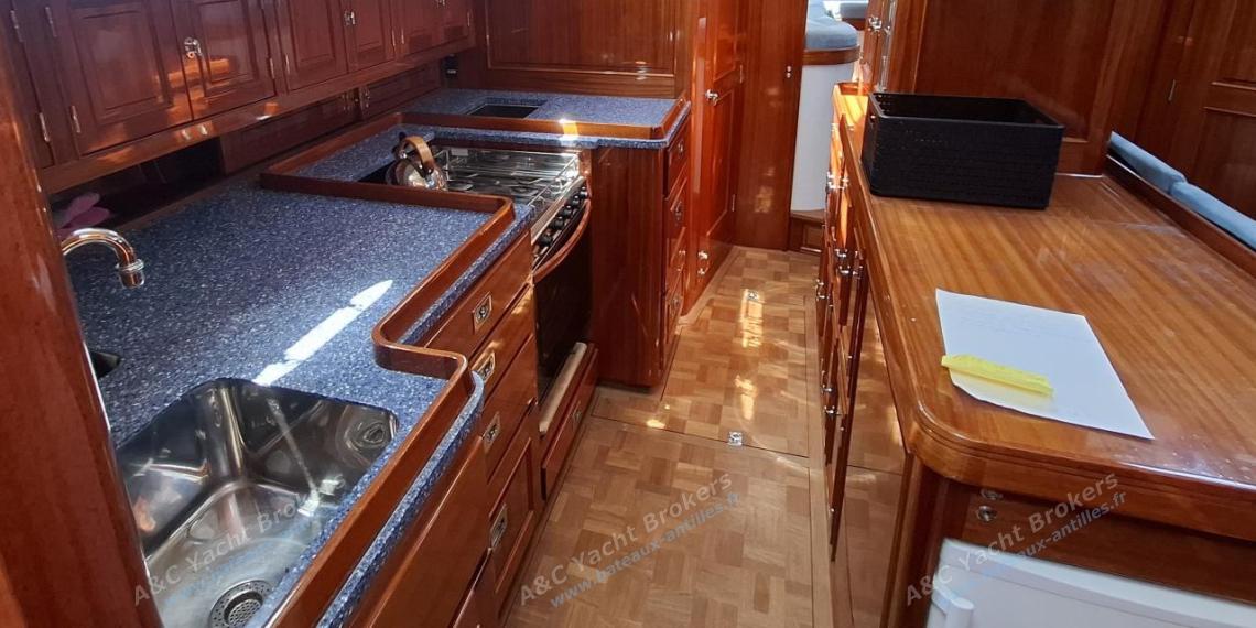 TIOGA 68 : Cuisine en long à bâbord TIOGA 68 : Cuisine en long à bâbord