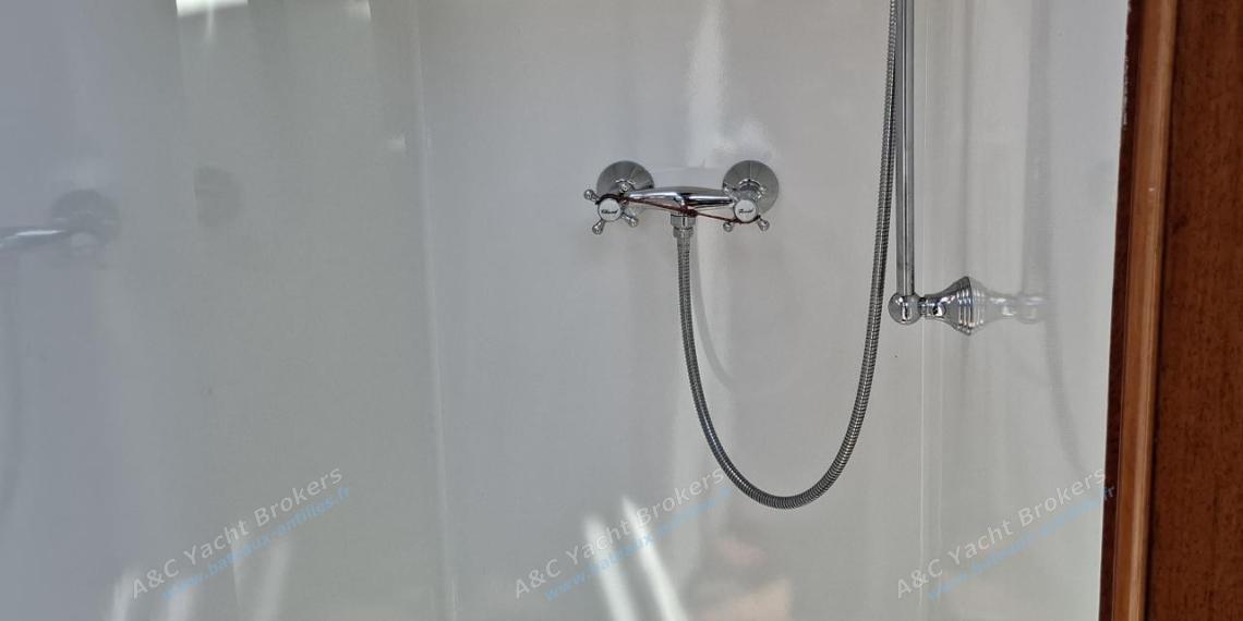 TIOGA 68 : Salle d'eau dans pic avant TIOGA 68 : Salle d'eau dans pic avant