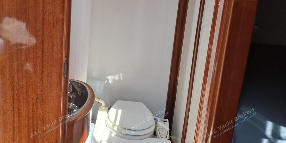 TIOGA 68 : Toilette dans pic avant TIOGA 68 : Toilette dans pic avant