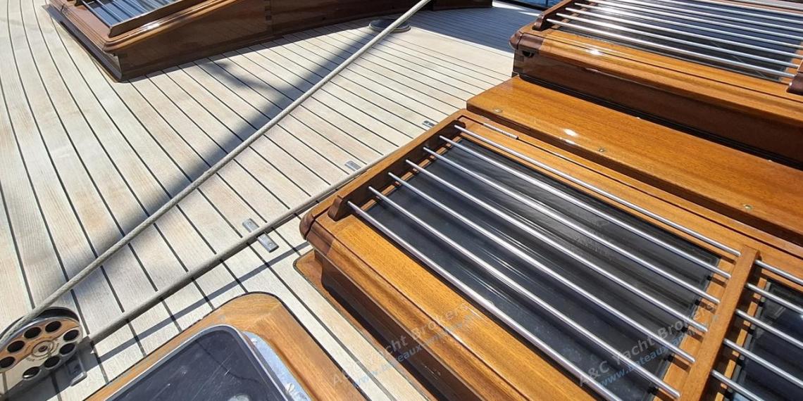 TIOGA 68 : Claires-voies sur le pont à bâbord TIOGA 68 : Claires-voies sur le pont à bâbord