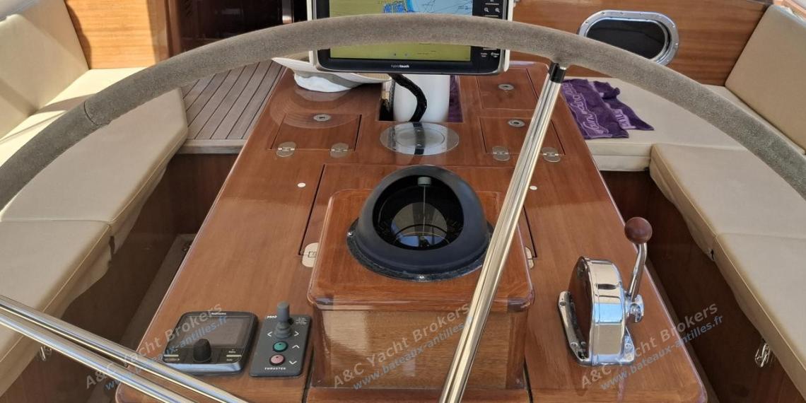 TIOGA 68 : Cockpit et poste de barre TIOGA 68 : Cockpit et poste de barre