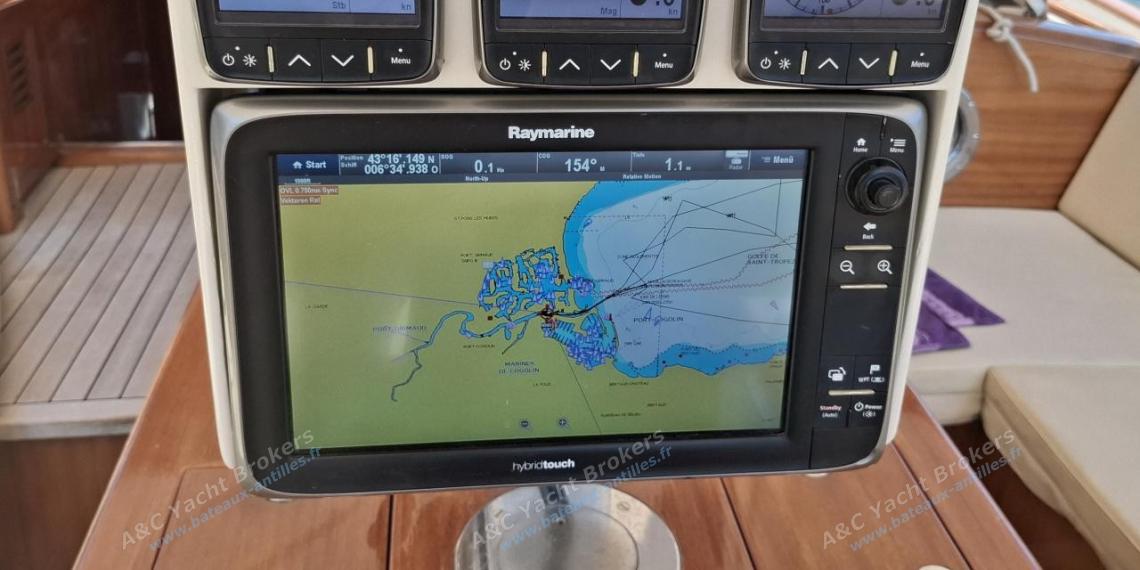 TIOGA 68 : Electronique au poste de barre TIOGA 68 : Electronique au poste de barre