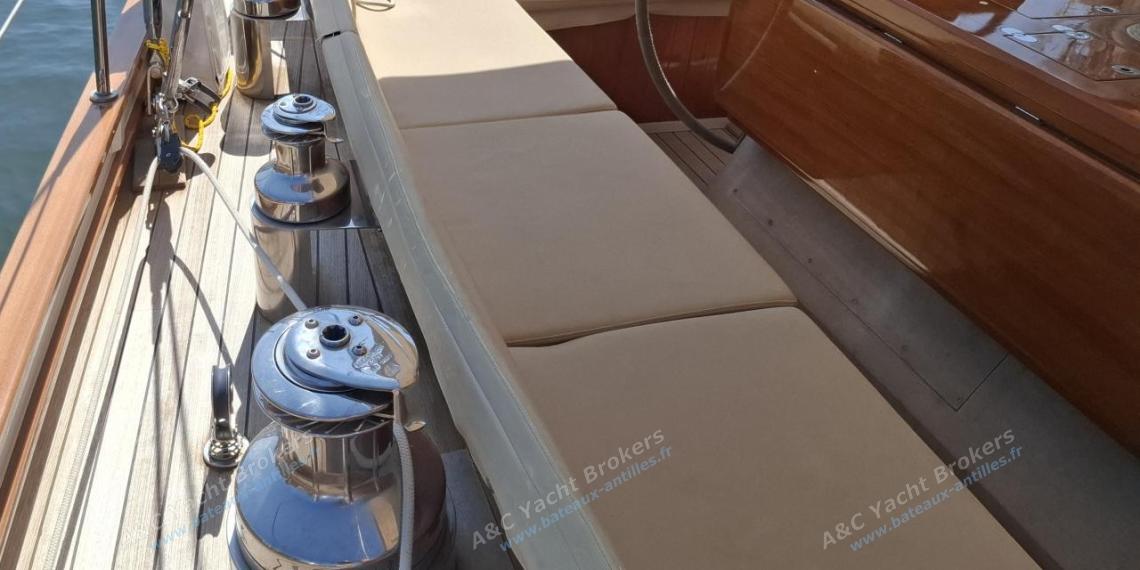 TIOGA 68 : Poste de barre et banquette tribord TIOGA 68 : Poste de barre et banquette tribord