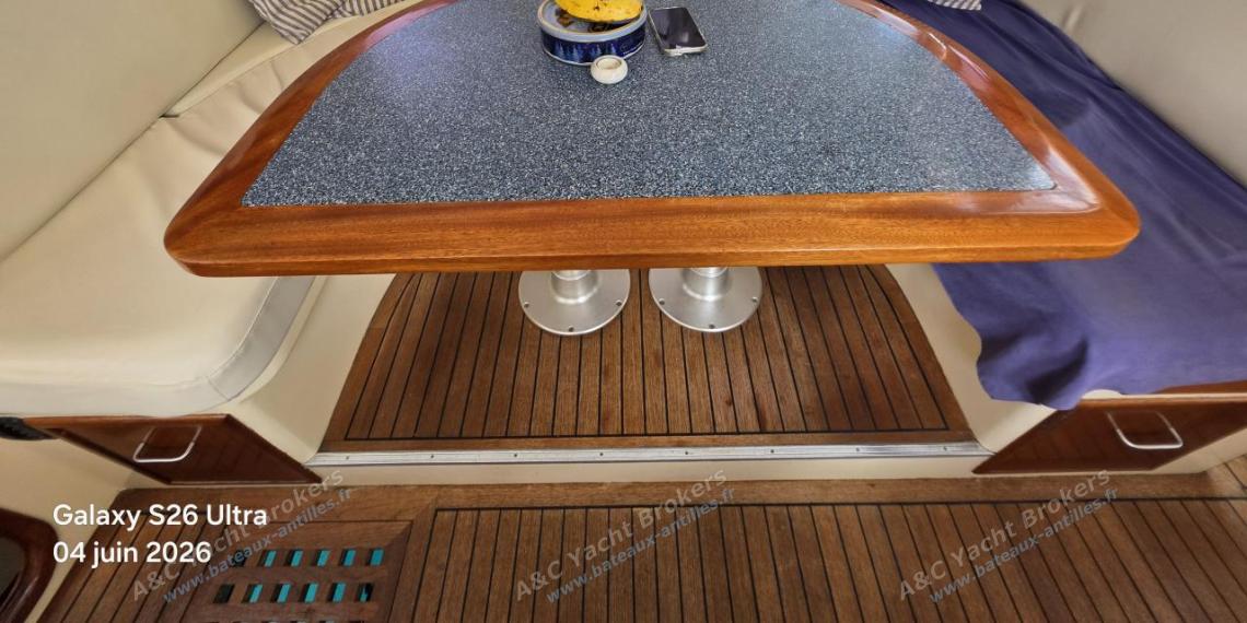 Baltec Engineering GmbH Visiona 40 : Table du carré et banquette vue depuis la cuisine Baltec Engineering GmbH Visiona 40 : Table du carré et banquette vue depuis la cuisine