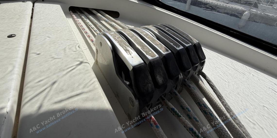 X-Yachts-X-40 : Taquets de roof a tribord X-Yachts-X-40 : Taquets de roof a tribord