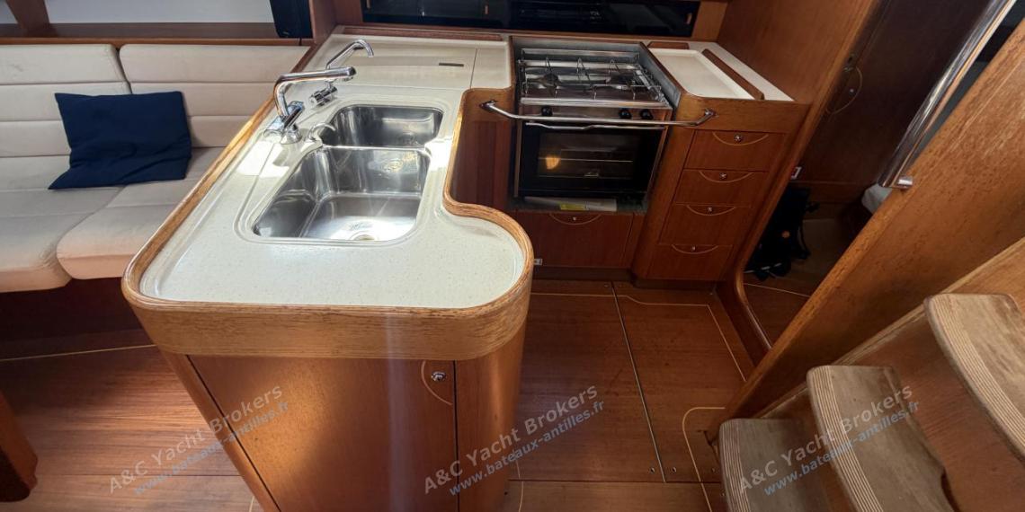 X-Yachts-X-40 : Cuisine vue depuis la table à cartes X-Yachts-X-40 : Cuisine vue depuis la table à cartes