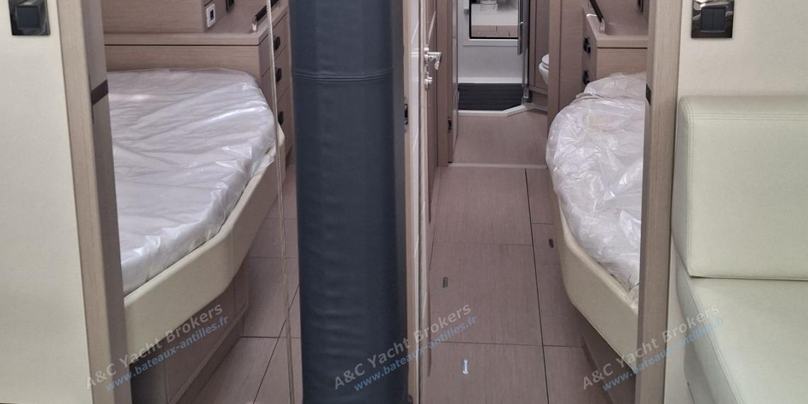 Jeanneau Yacht 65 : Cabines avant vue depuis le carré Jeanneau Yacht 65 : Cabines avant vue depuis le carré