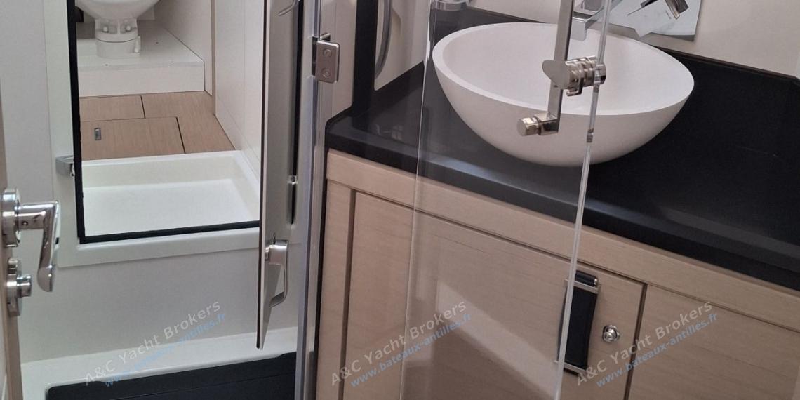 Jeanneau Yacht 65 : Toilette cabine skipper vue depuis la cabine avant tribord Jeanneau Yacht 65 : Toilette cabine skipper vue depuis la cabine avant tribord